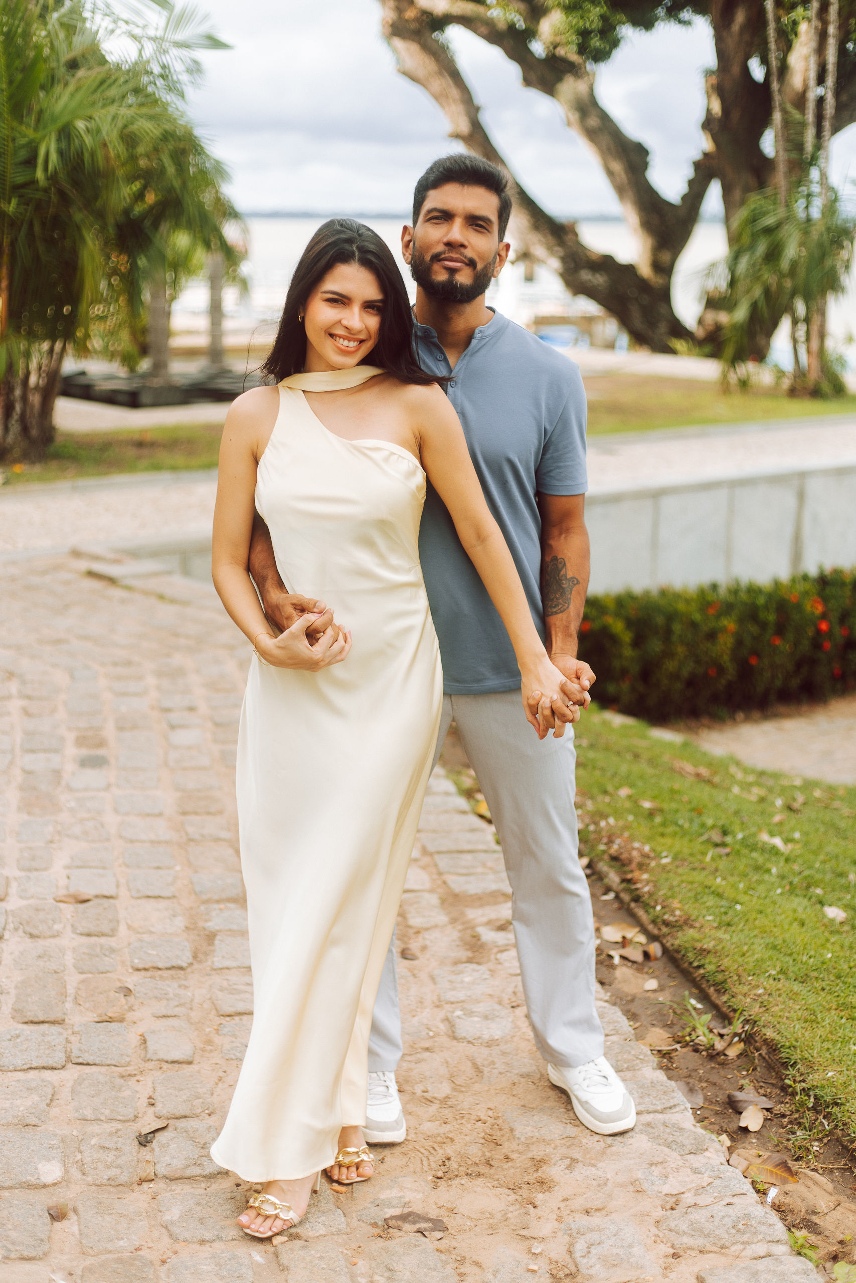 Frente ela sorrindo e eu sério