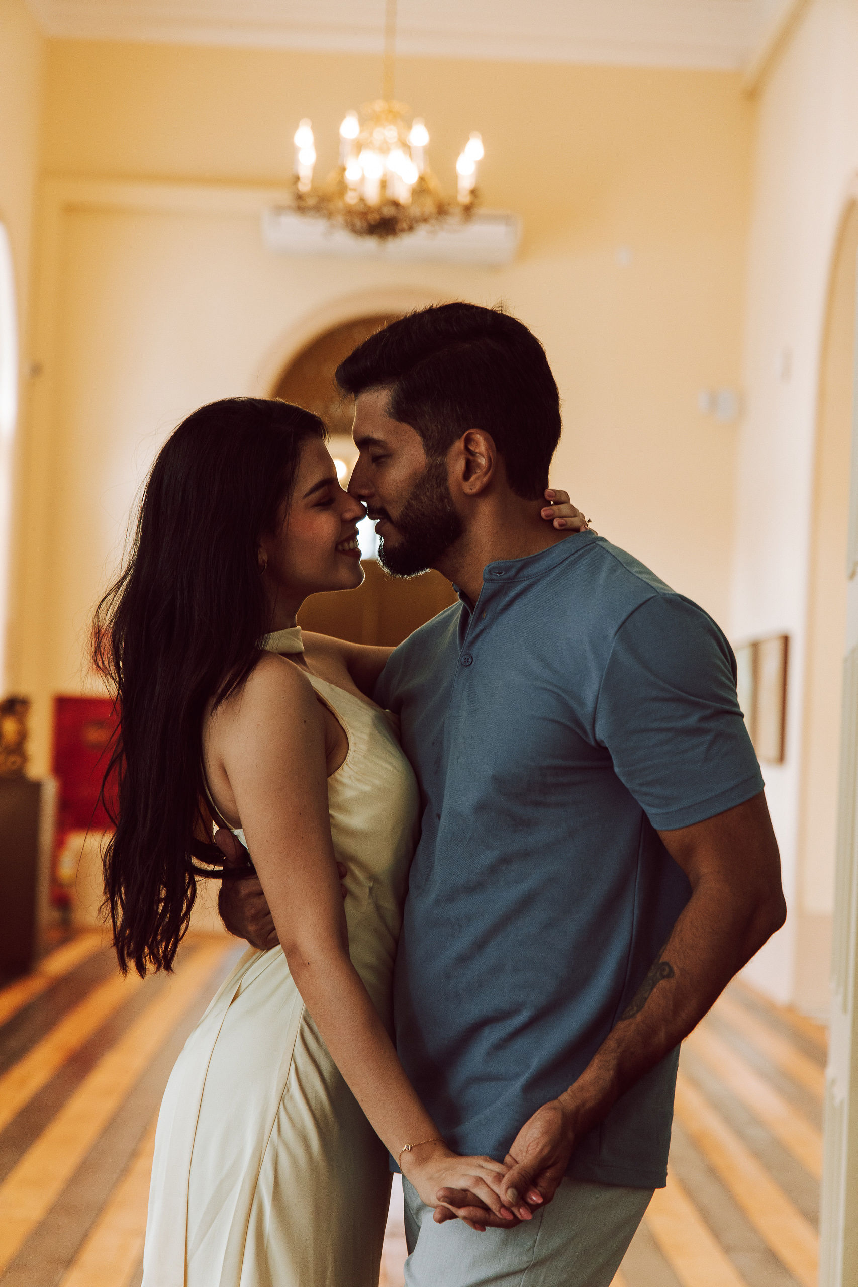 Abraçados na escada